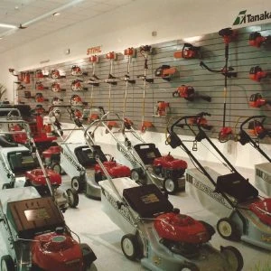 Inauguració de la botiga al carrer Vilallonga